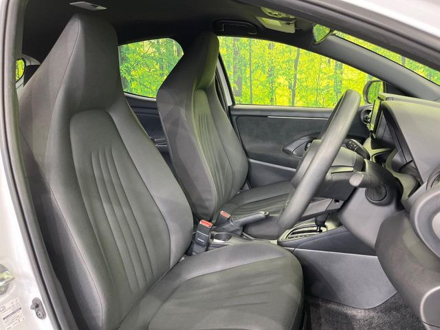 運転席まわりには十分なスペースがあり、大柄な方でもゆったり運転していただける環境です。