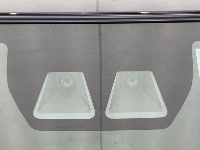 【スマートアシスト】走行中に前方の車両等を認識し、衝突しそうな時は警報とブレーキで衝突回避と被害軽減をアシスト。より安全にドライブをお楽しみいただけます。