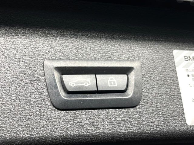 ●電動リアゲート:ワンタッチでリアゲートの開閉ができ、荷物などで両手が塞がっている状態でも簡単に開閉ができる便利機能です。