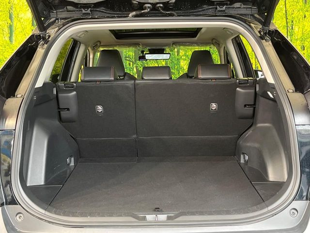 積み下ろしのしやすいデッキにはたっぷりと荷物を積み込んでいただけます。遊びから仕事まで、様々なシーンで頼れます♪