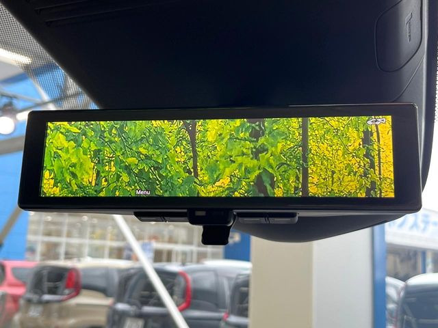 【インテリジェントルームミラー】後席の大きな荷物や同乗者で後方が確認しづらい時でも安心!カメラが撮影した車両後方の映像をルームミラー内に表示。クリアな視界で状況の確認が可能です!