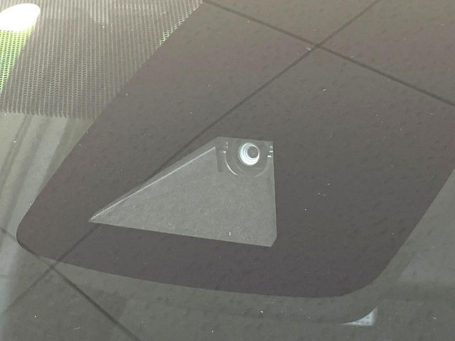 【トヨタセーフティセンス】走行中に前方の車両等を認識し、衝突しそうな時は警報とブレーキで衝突回避と被害軽減をアシスト。より安全にドライブをお楽しみいただけます。