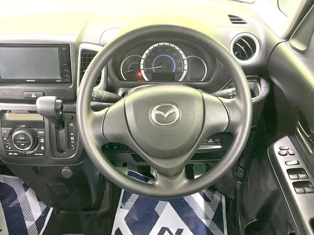 �C���e���A�ɍ��킹���f�U�C���̃X�e�A�����O�́A�^�]�������̂��Ƃ��l���A�^�]���₷���`��A�傫���ł��B�����x�A���ۂɐG���Ă��m���߂��������B