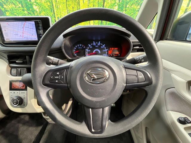 �C���e���A�ɍ��킹���f�U�C���̃X�e�A�����O�́A�^�]�������̂��Ƃ��l���A�^�]���₷���`��A�傫���ł��B�����x�A���ۂɐG���Ă��m���߂��������B