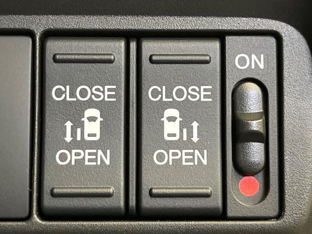 【両側パワースライドドア】スマートキーや運転席のスイッチで後席両側スライドドアの開閉が可能♪電動だから力を入れてドアを開ける必要が無く、小さなお子様でも簡単に開け閉めでき快適です♪
