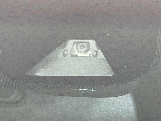 【ホンダセンシング】走行中に前方の車両等を認識し、衝突しそうな時は警報とブレーキで衝突回避と被害軽減をアシスト。より安全にドライブをお楽しみいただけます。