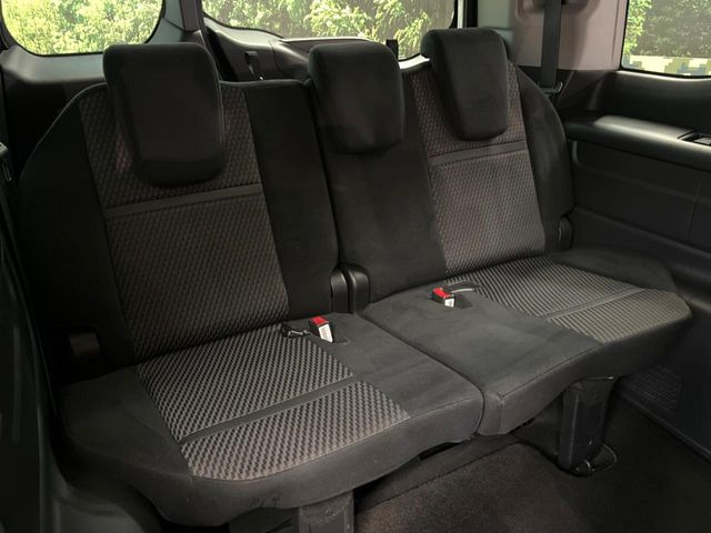 床下収納式のサードシートです。座席部分をコンパクトに収納でき、広大な荷室スペースとしてお使いいただけます!乗車人数や荷物の量など利用シーンに合わせて3列目を有効活用でき、とっても便利♪