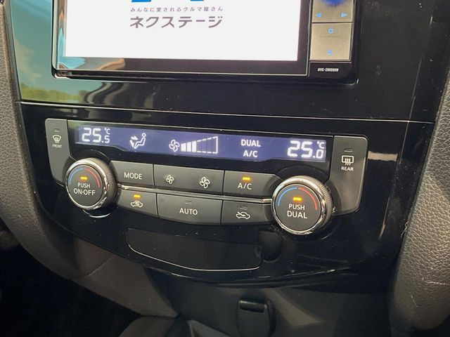 【左右独立型フルオートエアコン】運転席と助手席でそれぞれお好みの温度に設定可能。同乗者にも配慮した、快適な空調をお届け致します。