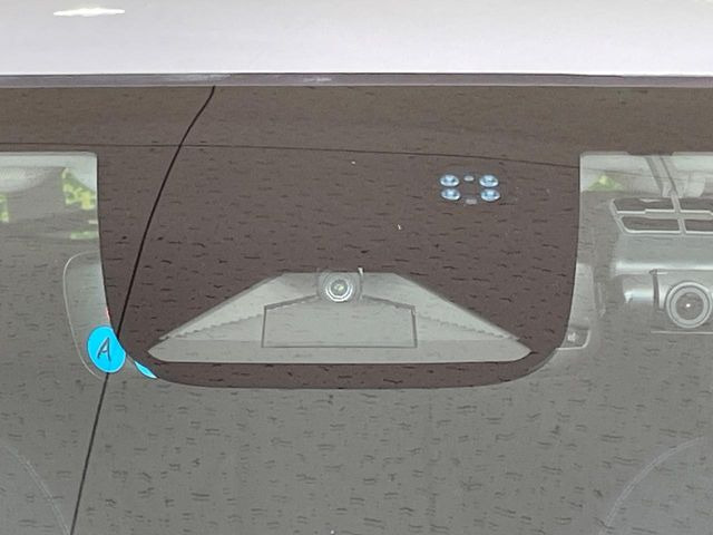 【ホンダセンシング】走行中に前方の車両等を認識し、衝突しそうな時は警報とブレーキで衝突回避と被害軽減をアシスト。より安全にドライブをお楽しみいただけます。