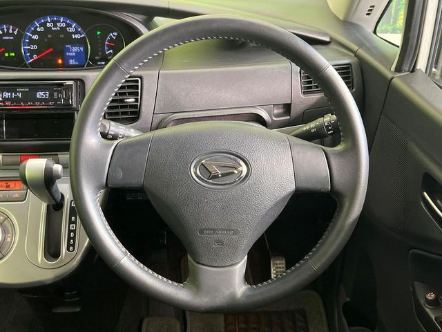 インテリアに合わせたデザインのステアリングは、運転される方のことも考え、運転しやすい形状、大きさです。是非一度、実際に触ってお確かめください。