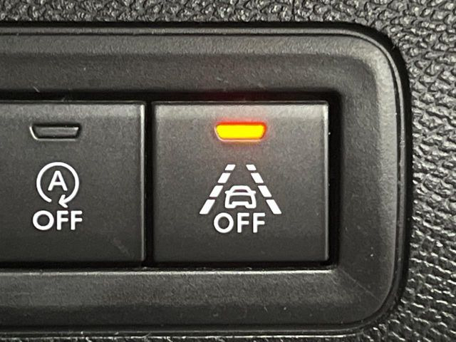 ●レーンキーピングアシスト:走行車線の逸脱を教えてくれる機能。走行時に、クルマが車線から外れていることをカメラが検知すると、ステアリングを微振動させてドライバーに警告します。