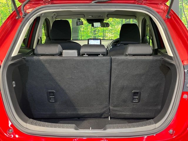 積み下ろしのしやすいデッキにはたっぷりと荷物を積み込んでいただけます。遊びから仕事まで、様々なシーンで頼れます♪