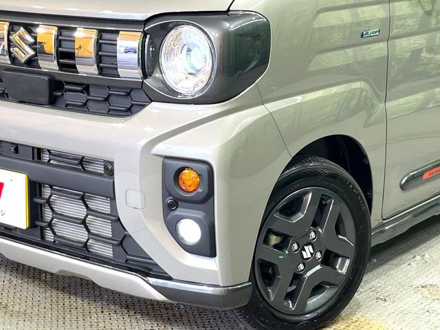 【LEDヘッドライト】悪天候や夜間走行時も良好な視界を確保し安心して運転できる高輝度LEDヘッドライトを装備!点灯速度が早く、消費電力も抑えられています。