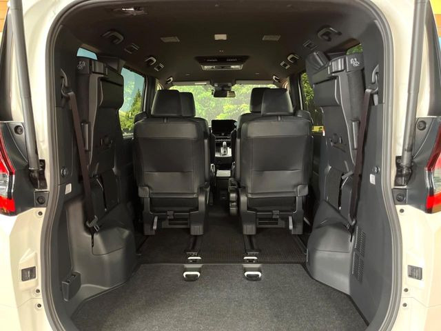 普段のお買い物や通勤、送迎等に十分な荷室スペースを確保しております。セカンドシートを倒すと、大きな荷物の積載も可能です♪