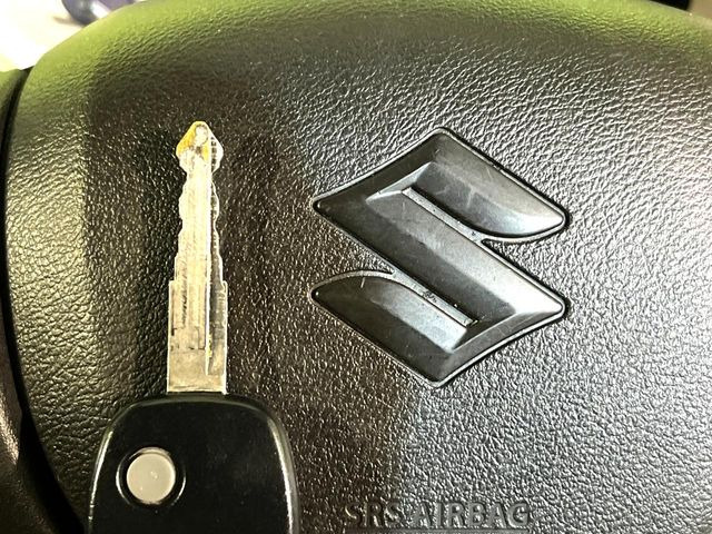 【キーレス】少し離れた場所からでもボタン一つでドアの開錠・施錠ができるのでとっても便利!ドアの鍵穴周りに傷をつけることもありません♪