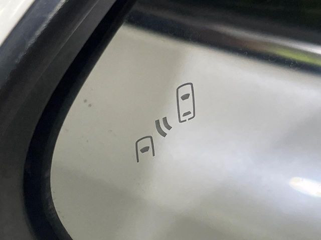 【ブラインドスポットモニター】走行中、ドアミラーの死角になりやすい箇所に後続車が接近するとサイドミラーのレンズに警告を表示!ドライバーに注意喚起をしてくれます。
