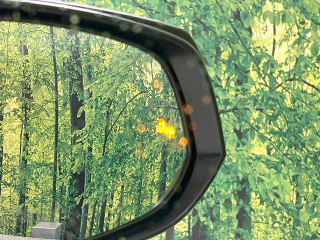 【ブラインドスポットモニター】走行中、ドアミラーの死角になりやすい箇所に後続車が接近するとサイドミラーのレンズに警告を表示!ドライバーに注意喚起をしてくれます。