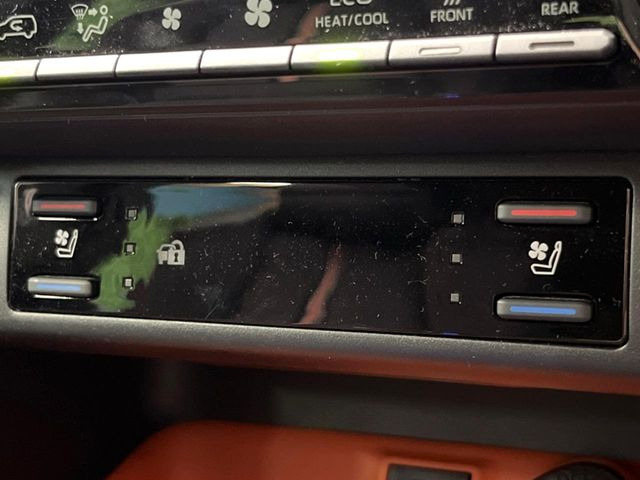 【シートヒーター&ベンチレーション】夏場は涼しい風でお尻や背中の熱やムレを防ぎ、冬はエアコンよりも早く温まってポカポカに!季節を問わず快適に過ごせます。