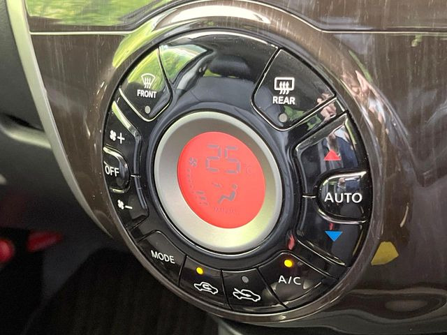 【オートエアコン】一度お好みの温度に設定すれば、車内の温度を検知し風量や温度を自動で調整。暑い&hellip;寒い&hellip;と何度もスイッチ操作をする必要はありません。快適な車内空間には必須の機能ですね♪