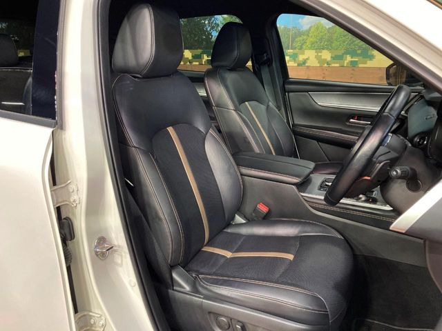 【黒革シート】上質な本革を使用し、高級感あふれる黒革シート。常に体に触れる部分だから、座り心地の良さにはこだわりたいですね♪汚れの付着や劣化を抑制する内装コーティング施工もおススメですよ♪