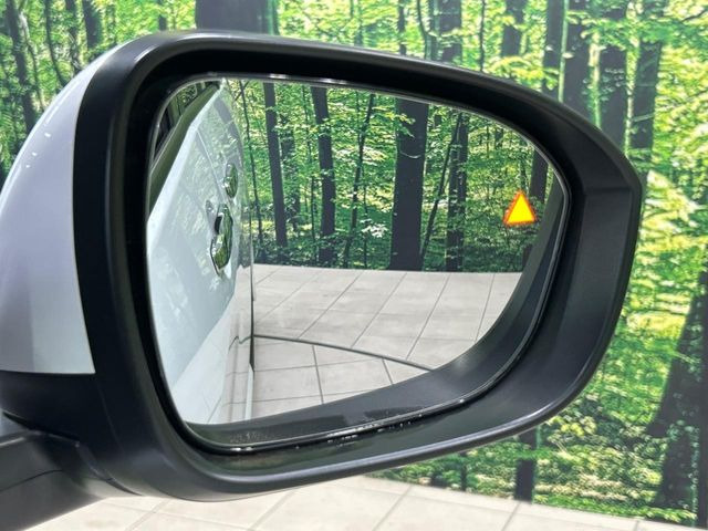 【後方車輛検知】走行中、ドアミラーの死角になりやすい箇所に後続車が接近するとサイドミラー付近に警告を表示、ドライバーに注意喚起をしてくれます。