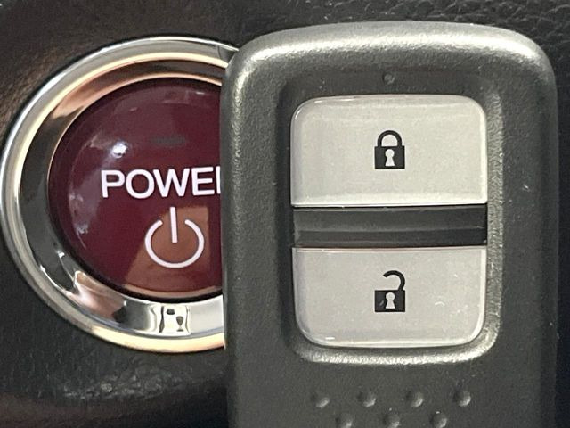 【Hondaスマートキー】カバンやポケットに入れたままでもドアの施錠・解錠が可能なスマートキーを装備。エンジンのオン・オフ時もカギを取り出す必要が無いからとっても便利です♪