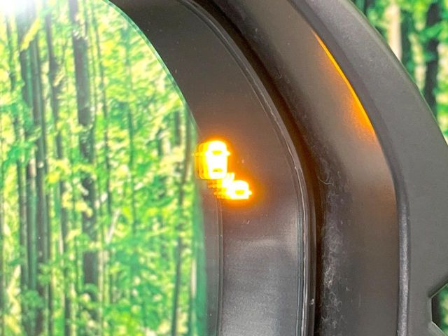 【ブラインドスポットインフォメーション】走行中、ドアミラーの死角になりやすい箇所に後続車が接近するとサイドミラー付近に警告を表示、ドライバーに注意喚起をしてくれます。