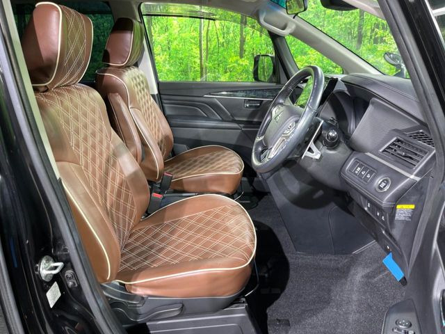 運転席シート廻りは使用感も少なく、良好な状態となっています。丁寧に使われていたことがよくわかりますね。