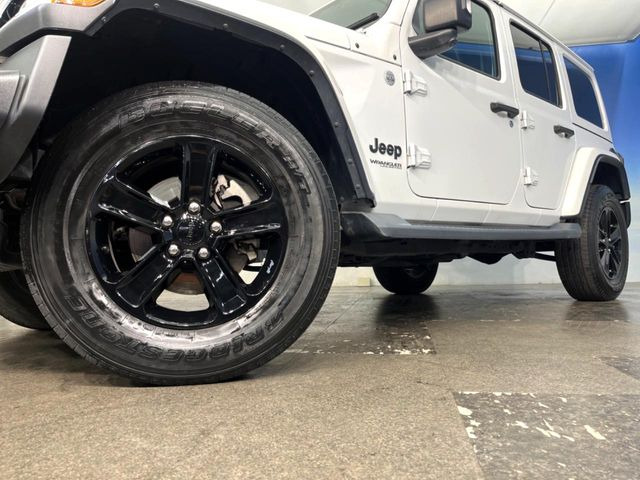 ●純正18インチアルミホイール:輸入車ならではの卓越した走りを支えるホイールと足回りです!日本車の走りに慣れている方にもぜひ体感して頂きたいほど、高いレベルでまとまっています!