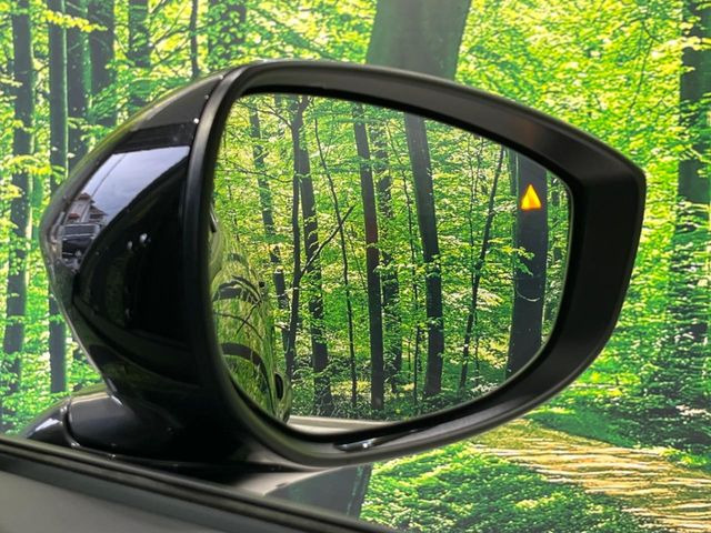 【ブラインドスポットモニタリング】走行中、ドアミラーの死角になりやすい箇所に後続車が接近するとサイドミラー付近に警告を表示、ドライバーに注意喚起をしてくれます。