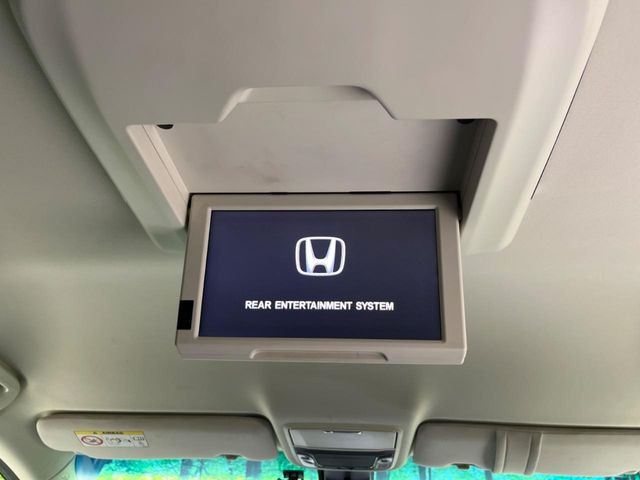 【フリップダウンモニター】大画面モニターで後席でもエンタメをお楽しみいただけます。小さなお子様にも大人気の装備です♪