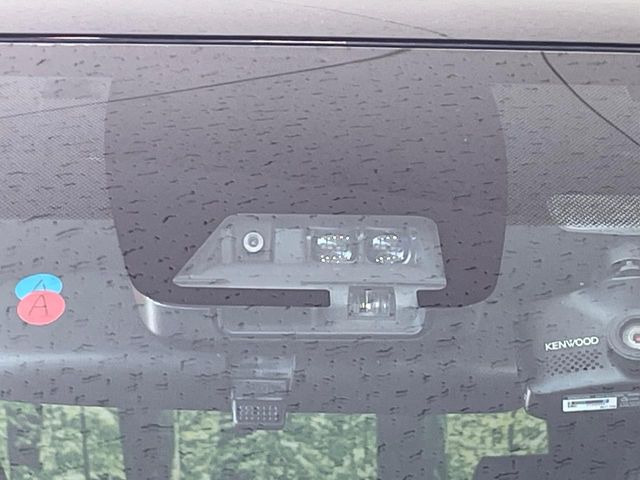 【トヨタセーフティセンス】走行中に前方の車両等を認識し、衝突しそうな時は警報とブレーキで衝突回避と被害軽減をアシスト。より安全にドライブをお楽しみいただけます。