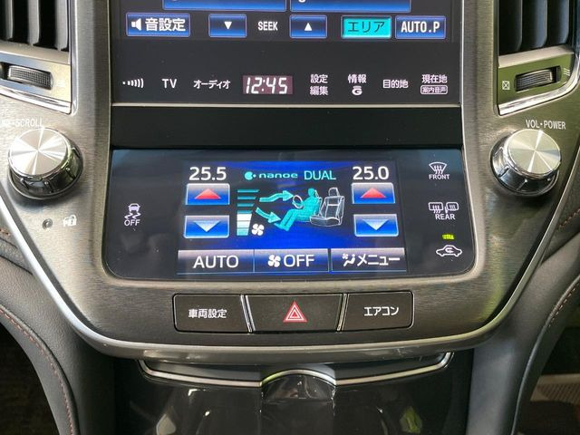 【左右独立型フルオートエアコン】運転席と助手席でそれぞれお好みの温度に設定可能。同乗者にも配慮した、快適な空調をお届け致します。