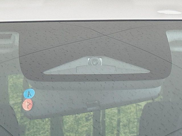 【ホンダセンシング】走行中に前方の車両等を認識し、衝突しそうな時は警報とブレーキで衝突回避と被害軽減をアシスト。より安全にドライブをお楽しみいただけます。
