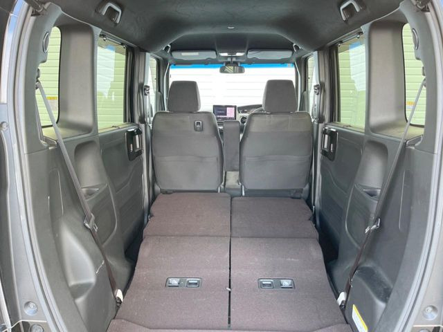 普段のお買い物や通勤、送迎等に十分な荷室スペースを確保しております。セカンドシートを倒すと、大きな荷物の積載も可能です♪