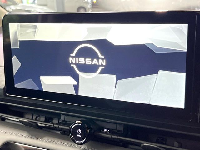 【メーカー純正ナビ】インテリアに溶け込むスタイリッシュな「専用設計」メーカーナビを装備♪視認性や操作性など基本性能にも優れ、より上質なカーライフをお楽しみいただけます。