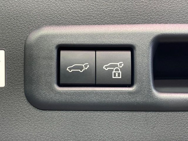 【パワーバックドア】スマートキーや運転席のボタンを押すだけでリアゲートが自動で開閉します!荷物を持っている時や、高い位置にあるバックドアを閉める際に便利な機能です♪