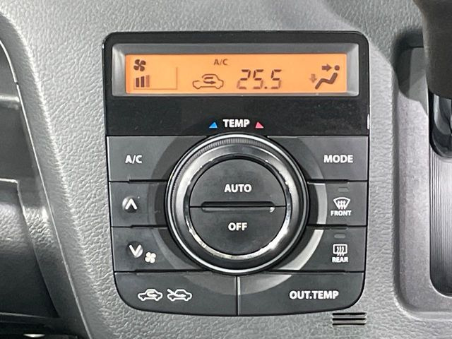 【オートエアコン】一度お好みの温度に設定すれば、車内の温度を検知し風量や温度を自動で調整。暑い&hellip;寒い&hellip;と何度もスイッチ操作をする必要はありません。快適な車内空間には必須の機能ですね♪