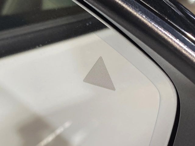 【ブラインドスポットモニタリング】走行中、ドアミラーの死角になりやすい箇所に後続車が接近するとサイドミラー付近に警告を表示、ドライバーに注意喚起をしてくれます。