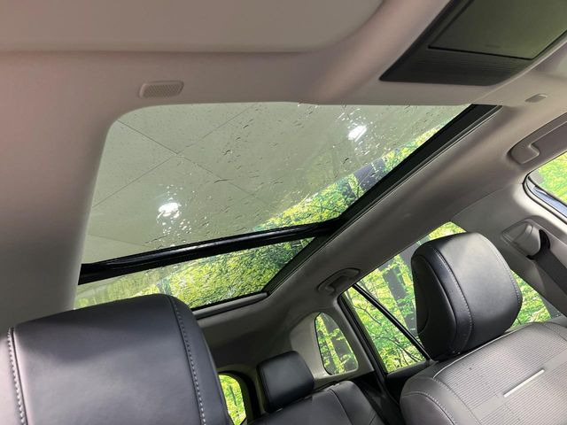 【パノラマムーンルーフ】大型のガラスルーフ搭載で車内の解放感が一気にアップ!開放的なドライブをお楽しみいただけます。