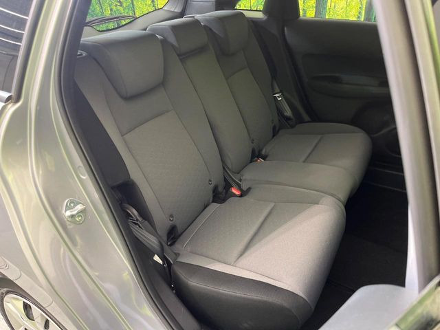 コンパクトカーですが、セカンドシートは十分な広さがあり快適にお乗りいただけます♪シートを倒して大きな荷物を積んだりと、用途の幅が広い1台です。