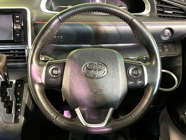 【純正革巻きステアリング】上質な革を使用することで、手にしっかり馴染みとても運転しやすいハンドルです♪