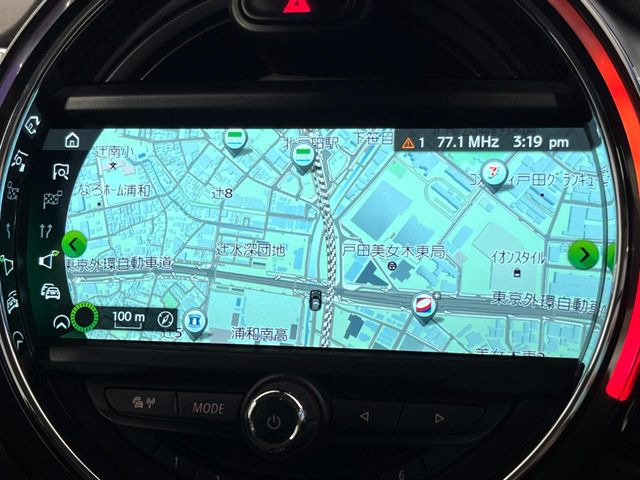 ●純正ナビ:一体感のあるナビは、高級感ある車内を演出してくれます。オーディオ機能も充実しておりますので、運転もより楽しめます♪