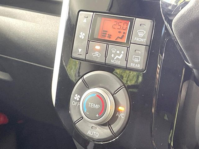 【オートエアコン】一度お好みの温度に設定すれば、車内の温度を検知し風量や温度を自動で調整。暑い&hellip;寒い&hellip;と何度もスイッチ操作をする必要はありません。快適な車内空間には必須の機能ですね♪
