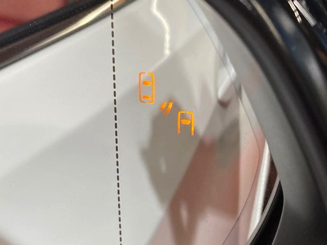 【ブラインドスポットモニター】走行中、ドアミラーの死角になりやすい箇所に後続車が接近するとサイドミラーのレンズに警告を表示!ドライバーに注意喚起をしてくれます。