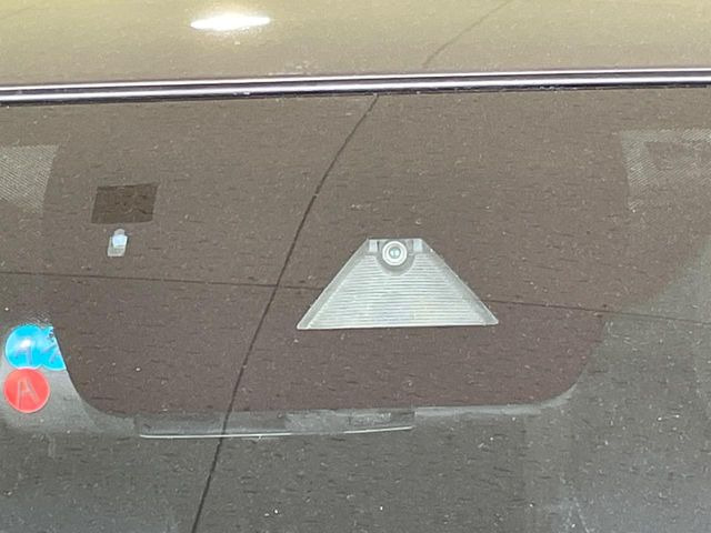 【スマートシティブレーキサポート】低速走行中に前方の車両等を認識し、衝突しそうな時は警報とブレーキで衝突回避と被害軽減をアシスト。より安全にドライブをお楽しみいただけます。