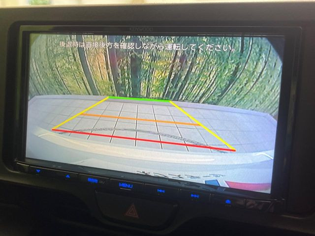【バックカメラ】駐車時に後方がリアルタイム映像で確認できます。大型商業施設や立体駐車場での駐車時や、夜間のバック時に大活躍!運転スキルに関わらず、今や必須となった装備のひとつです!