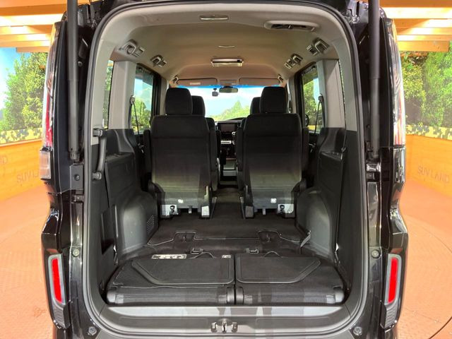 普段のお買い物や通勤、送迎等に十分な荷室スペースを確保しております。セカンドシートを倒すと、大きな荷物の積載も可能です♪