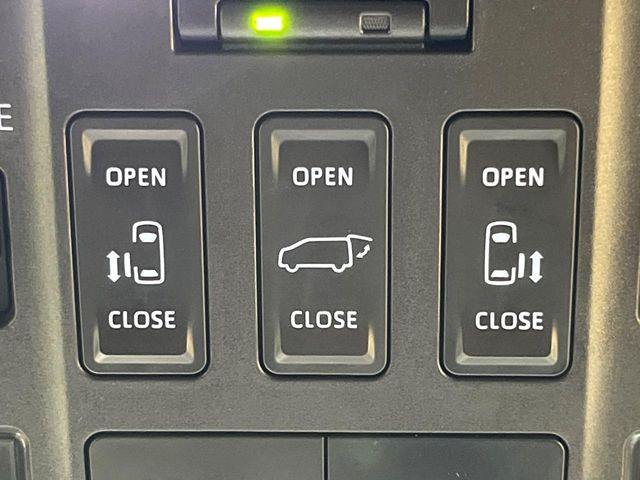 【両側パワースライドドア】スマートキーや運転席のスイッチで後席両側スライドドアの開閉が可能♪電動だから力を入れてドアを開ける必要が無く、小さなお子様でも簡単に開け閉めでき快適です♪