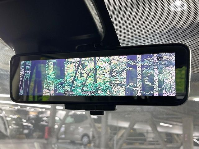 【インテリジェントルームミラー】後席の大きな荷物や同乗者で後方が確認しづらい時でも安心!カメラが撮影した車両後方の映像をルームミラー内に表示。クリアな視界で状況の確認が可能です!